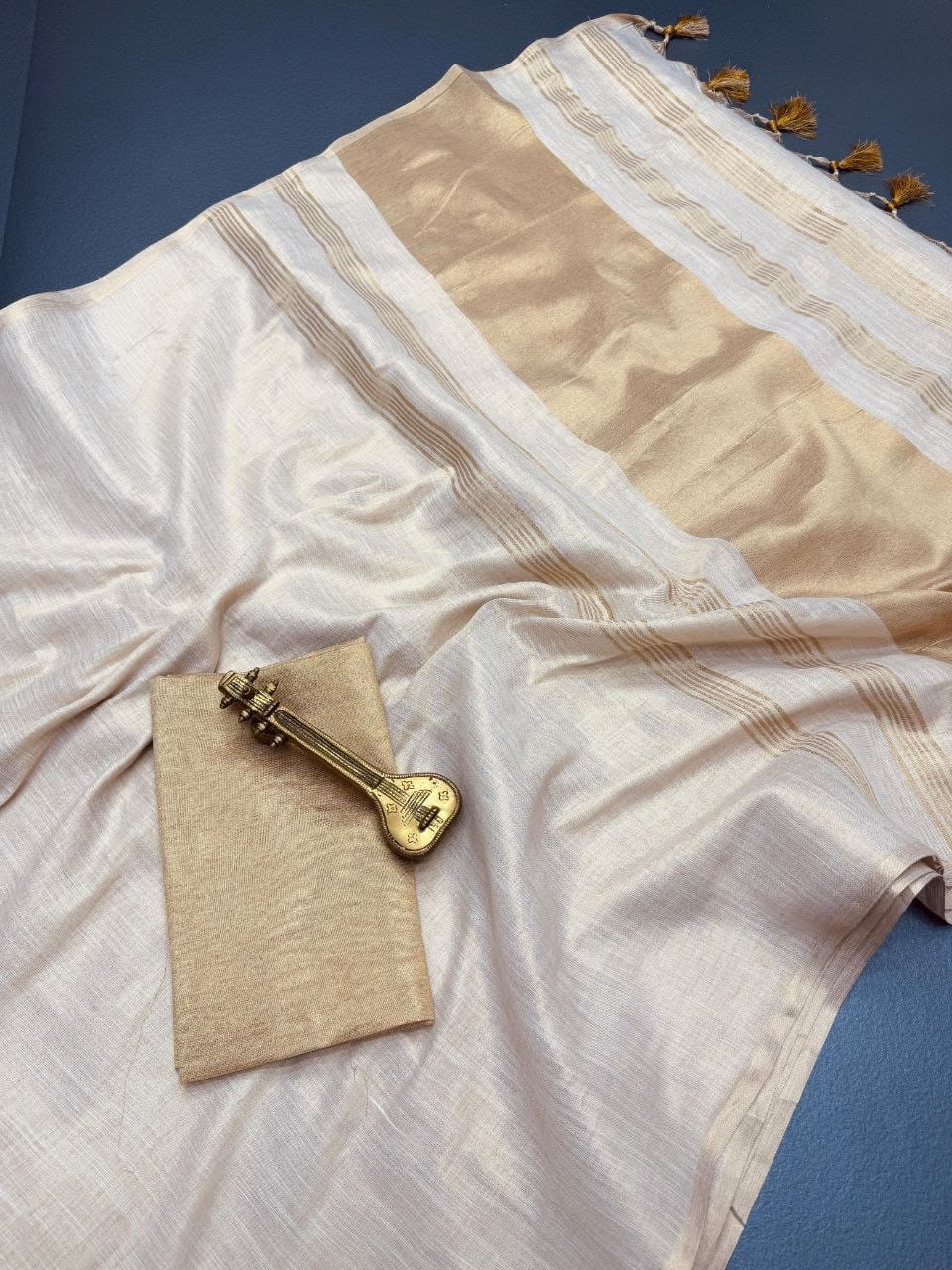 Women Off White & Red Linen Blend Saree with Tassel Pallu - Traditional Wear | Noralooks