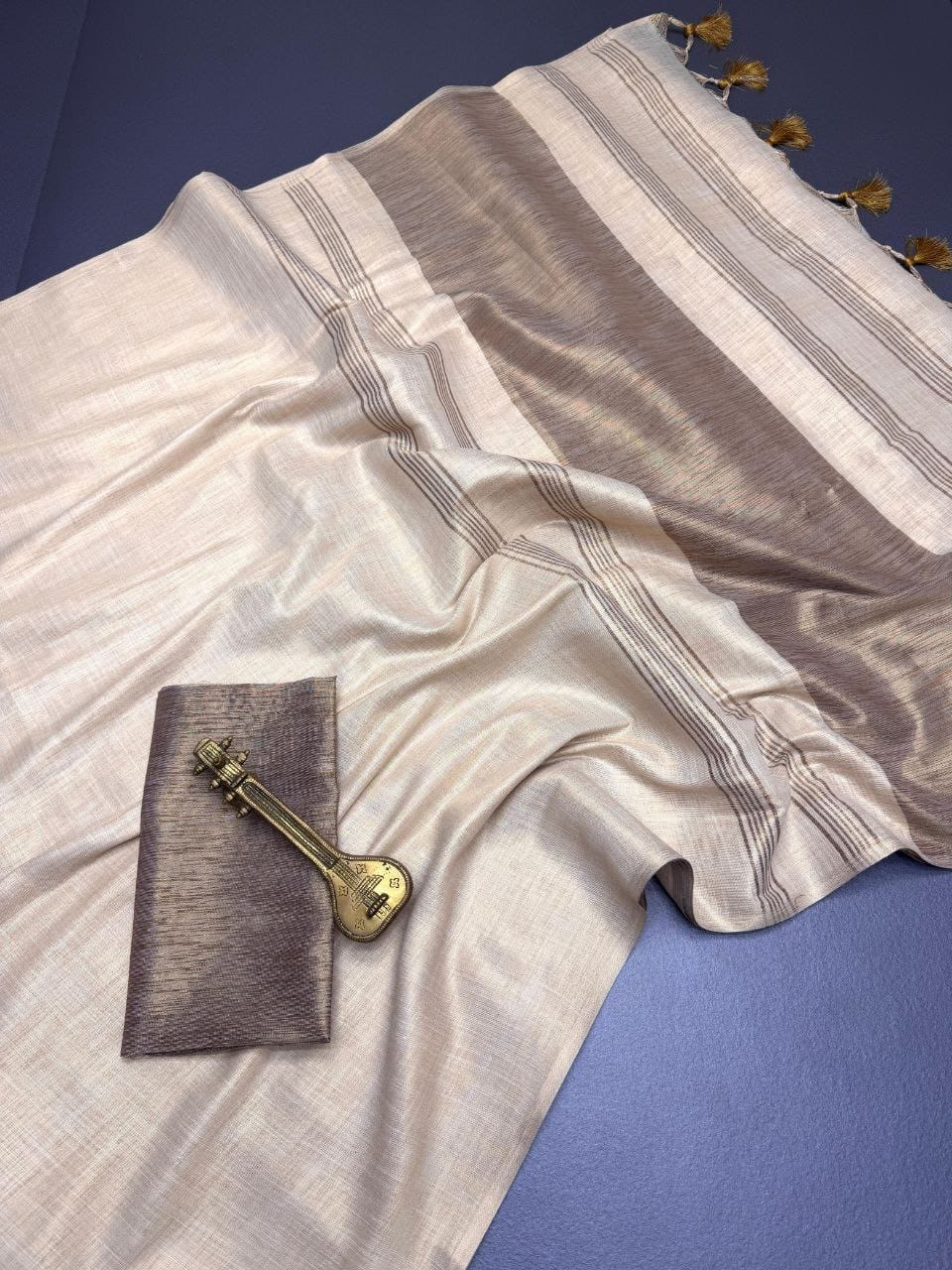 Women Off White & Red Linen Blend Saree with Tassel Pallu - Traditional Wear | Noralooks - Image 2